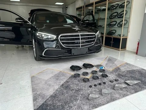 Последние новости компании о Mercedes-Benz S400L аудиосистема нуждается в обновлении? Добавить небольшие Берлинские динамики, вращающиеся твиттеры и потолок Берлинские динамики